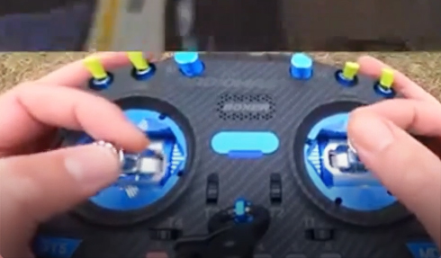 طائرة بدون طيار FPV تطير بطريقة خيالية داخل السيارة