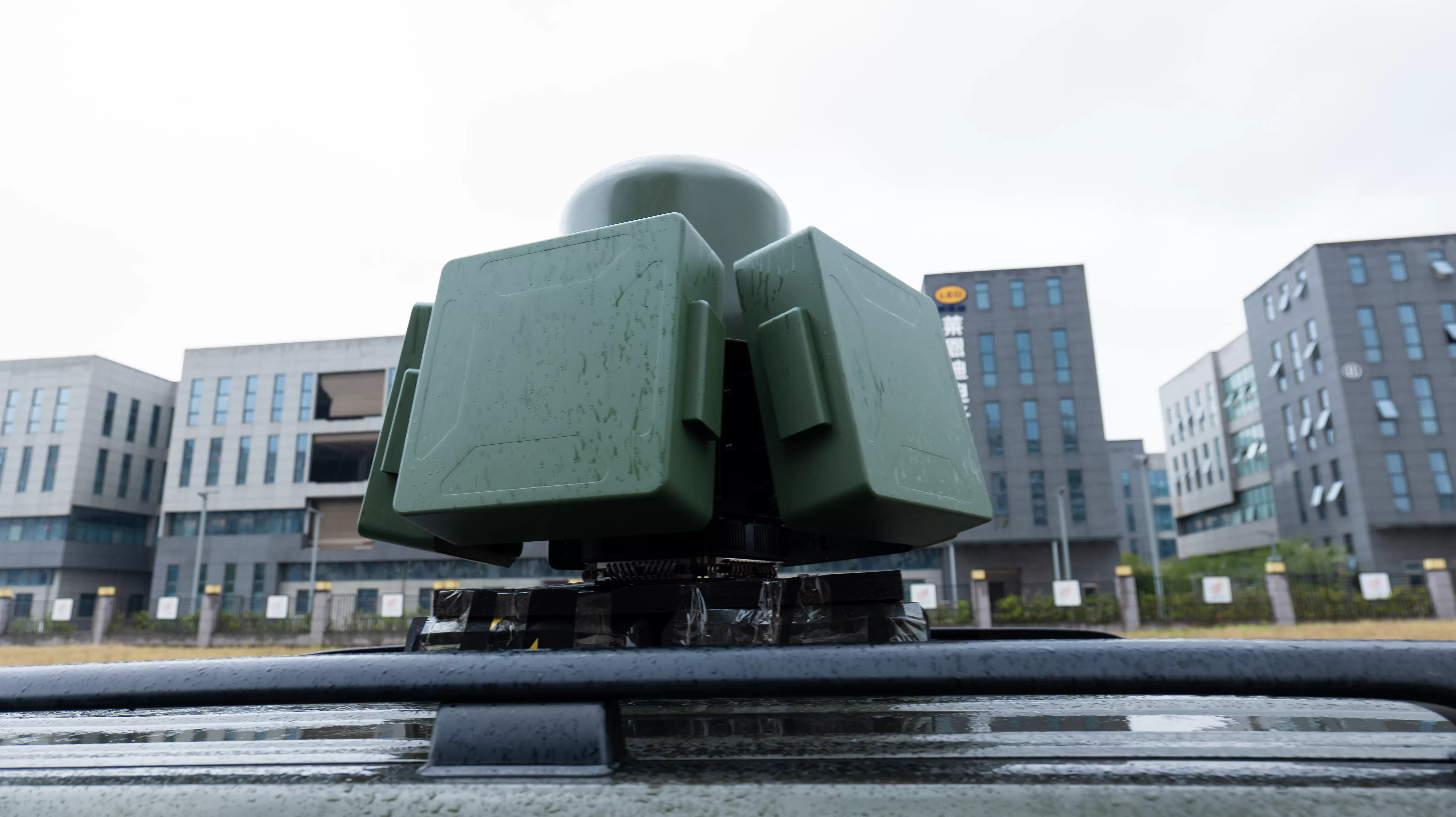 جهاز DR100-AB للكشف عن الطائرات بدون طيار وتشويشها على المركبات