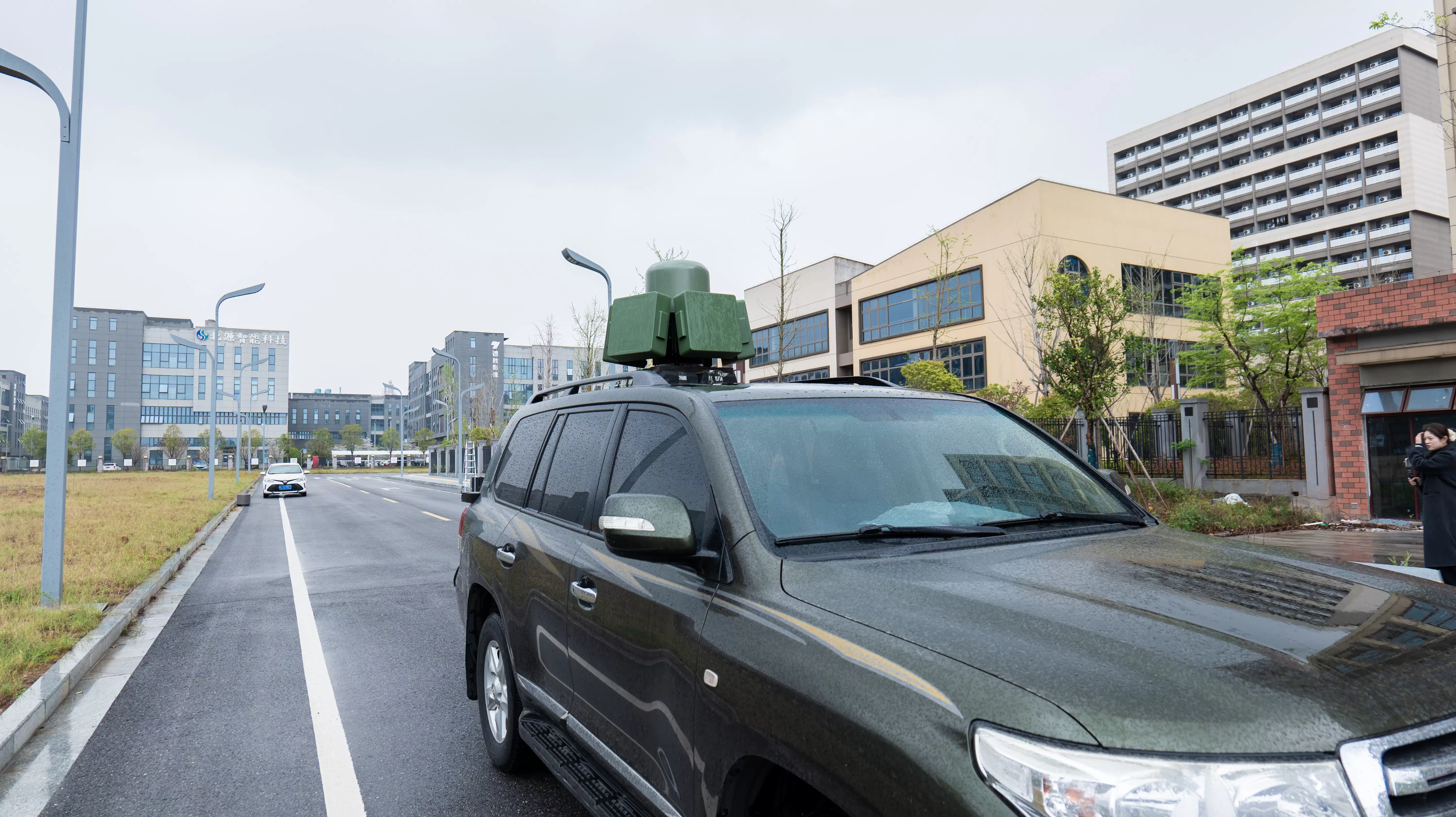 جهاز DR100-AB للكشف عن الطائرات بدون طيار وتشويشها على المركبات