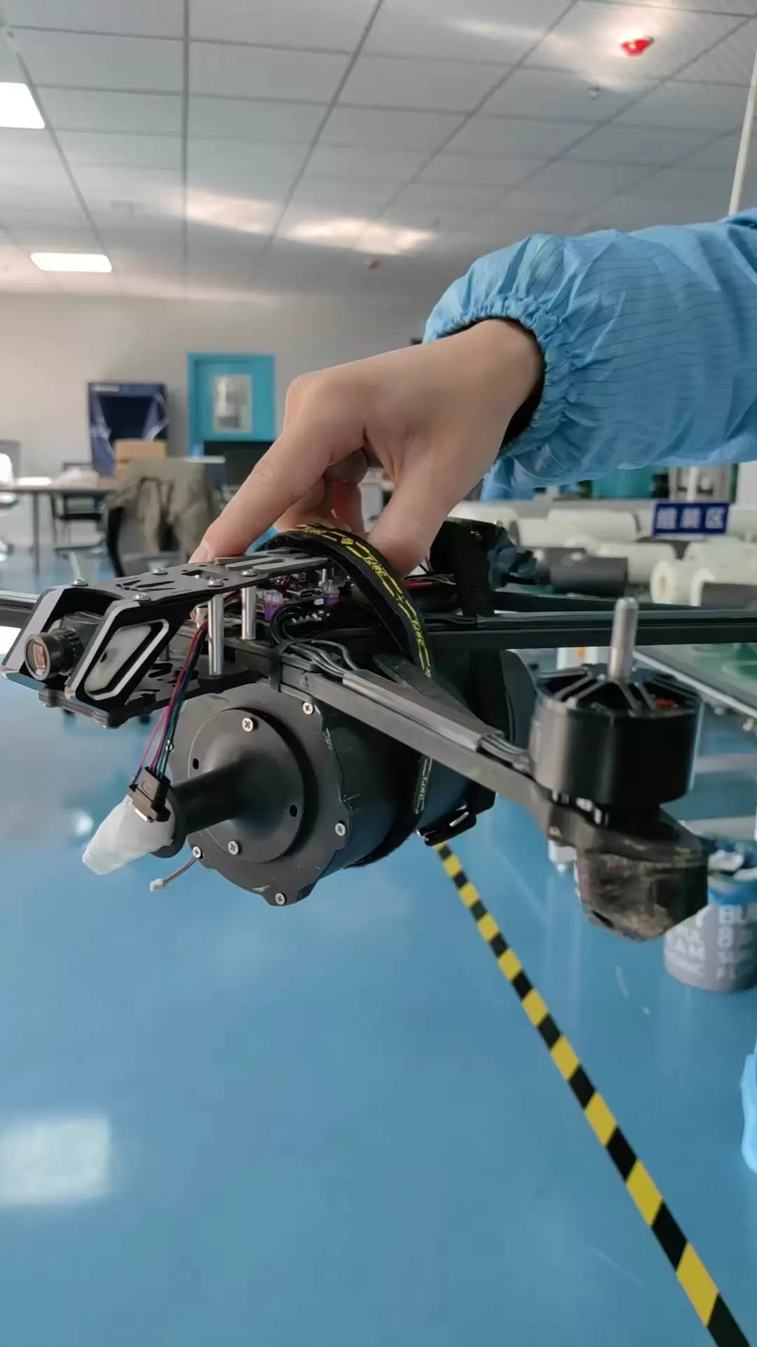 طائرات بدون طيار مجهزة ببكرات الألياف البصرية لمدى 3 كم، 5 كم، 10 كم، 15 كم، 20 كم، 30 كم، 40 كم.