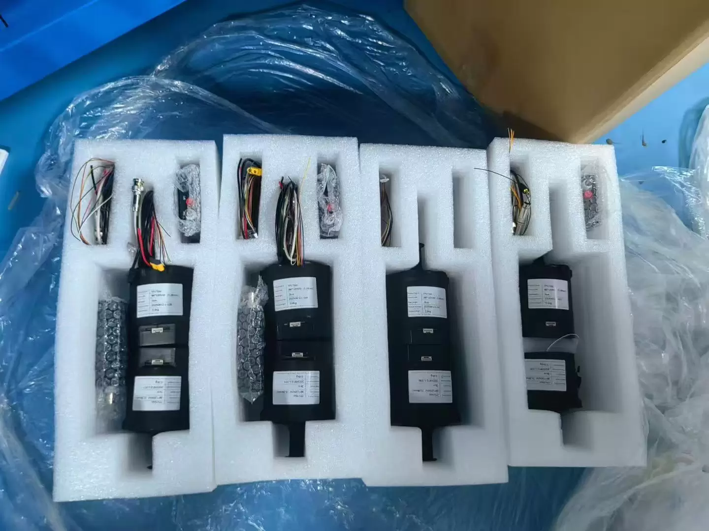 طائرات بدون طيار مجهزة ببكرات الألياف البصرية لمدى 3 كم، 5 كم، 10 كم، 15 كم، 20 كم، 30 كم، 40 كم.