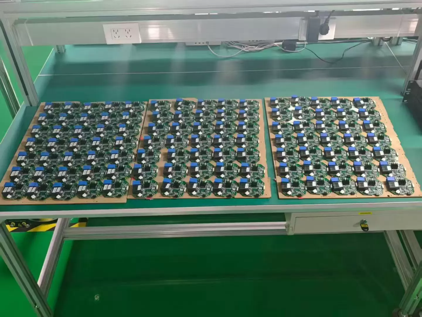 طائرات بدون طيار مجهزة ببكرات الألياف البصرية لمدى 3 كم، 5 كم، 10 كم، 15 كم، 20 كم، 30 كم، 40 كم.